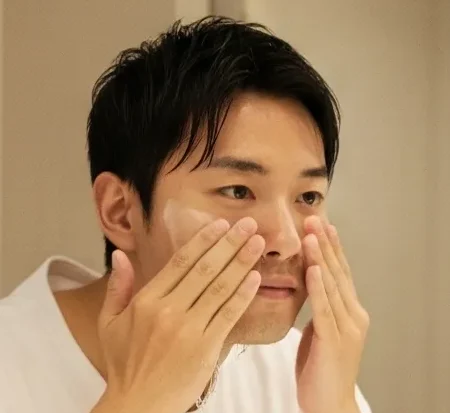 30代男性向けの清潔感を上げるロジカルスキンケア完全ガイド。過剰な皮脂やインナードライを防ぐ、擦らない洗顔とベタつかない保湿の基本手順。
